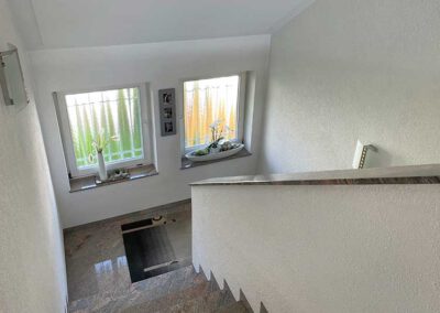 Frisch renovierter Treppenbereich mit Sumpfkalkputz Oberflächen für Gesundes Wohnen