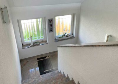 Gesundes Wohnen mit Sumpfkalkputz hier Treppenwand und Decke von Stuckateur-Fachbetrieb Wolfgang Weber